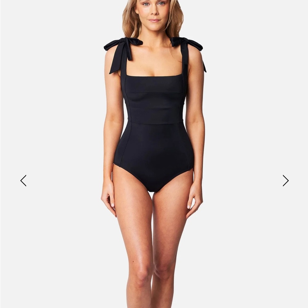 Une Piece Women's Classic Square Neck One Piece Swimsuit Black Size US:10 NWT